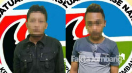 Dua tersangka kasus narkoba jenis sabu-sabu, diamankan di Polres Jombang beserta barang buktinya.