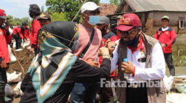 Bersalaman ala Covid-19, kepalan tangan Ning Ema dengan Gus Fat pun bertemu, sebagai pengganti bersalaman.