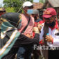 Bersalaman ala Covid-19, kepalan tangan Ning Ema dengan Gus Fat pun bertemu, sebagai pengganti bersalaman.
