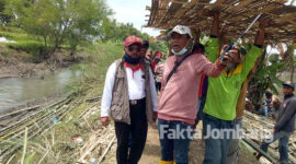 Ketua Papdesi Jombang Gus Fat bersama Kades Zainal Arifin memantau aktivitas pemulihan tanggul.