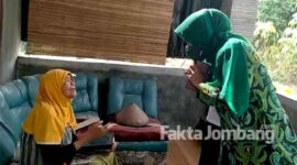 Anggota DPRD Jombang, Junita Erma Zakiyah saat mendatangi seorang perempuan tua korban banjir. Di sini, ia bersama rombongan mendapatkan doa panjang, Sabtu (13/2/2021).