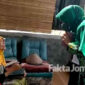 Anggota DPRD Jombang, Junita Erma Zakiyah saat mendatangi seorang perempuan tua korban banjir. Di sini, ia bersama rombongan mendapatkan doa panjang, Sabtu (13/2/2021).
