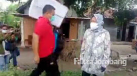 Mensos Tri Rismaharini saat memerintah anak buahnya mengangkat bantuan, begitu kendaraan pengangkut bantuan terhalang sejumlah mobil yang berhenti terparkir.