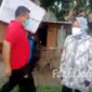Mensos Tri Rismaharini saat memerintah anak buahnya mengangkat bantuan, begitu kendaraan pengangkut bantuan terhalang sejumlah mobil yang berhenti terparkir.