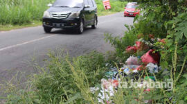 Kondisi sampah yang menumpuk di pinggir jalan Ceweng - Bandung, Kecamatan Diwek, Jombang. Meski di lokasi ini tertancap papan peringatan, lengkap dengan rute dan jarak ke TPS terdekat.