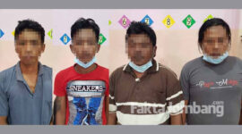 Keempat tersangka kasus narkoba asal Kecamatan Diwek, saat diamankan di Polres Jombang beserta barang buktinya.