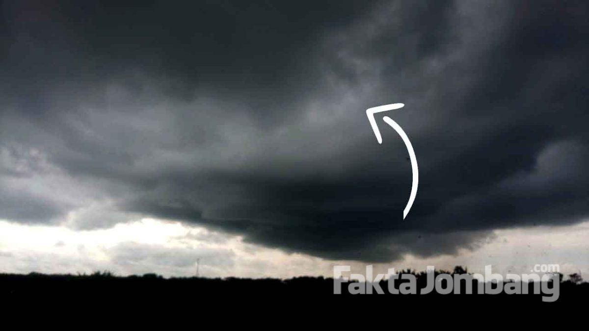 Awan hitam tergores mirip lafaz Allah. Foto diambil pada Sabtu (6/2/2021) pukul 15.03 WIB. Foto ini digelapkan pada level-nya.