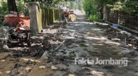Kondisi jalan rabat beton di Desa Sentul, Kecamatan Tembelang Jombang, yang terhenti dan diduga mangkrak.