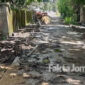 Kondisi jalan rabat beton di Desa Sentul, Kecamatan Tembelang Jombang, yang terhenti dan diduga mangkrak.