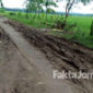Kondisi jalan poros di Desa Mangunan, Kecamatan Kabuh, Kabupaten Jombang, yang berlumpur setiap kali usai diguyur hujan.