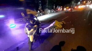 Terperosok Lubang Jalan dan Tertabrak Mobil di Janti Jombang, Pemotor Meninggal
