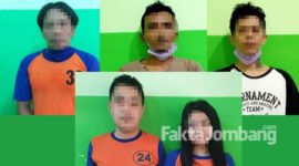 Kini, kelima tersangka kasus peredaran narkoba, diamankan di Polres Jombang beserta barang buktinya.