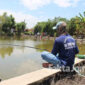 Sejumlah warga tampak setia menunggu kail pancingnya dilahap ikan. Lokasi mancing ini yakni di area persawahan yang masih terendam air di perkampungan Kalipuro, Dusun Kadunggabus, Desa Bandar Kedungmulyo, Jombang.
