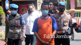 SB (50), oknum kiai di Jombang yang tega mencabuli dan menyetubuhi santriwatinya.