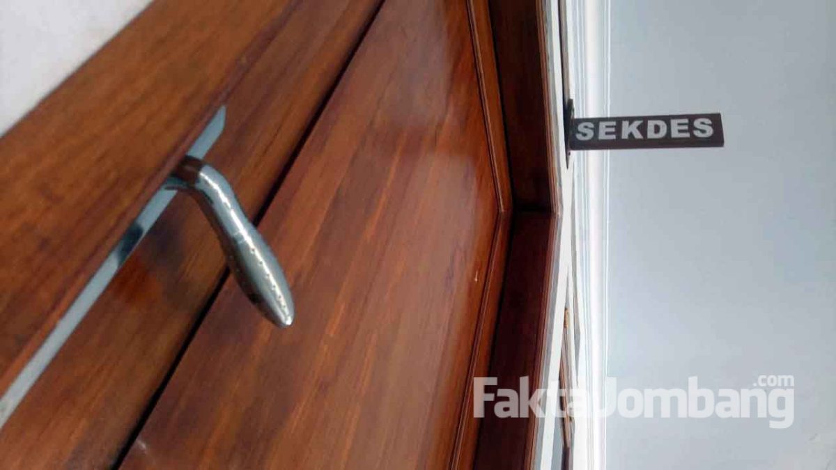 Pintu rungan Sekdes Sentul, Kecamatan Tembelang, Jombang, yang sudah tertutup.