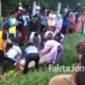 Tangkapan layar video streaming evakuasi korban kecelakaan di perlintasan KA tanpa palang pintu di Desa Mlaras, Kecamatan Sumobito, Kabupaten Jombang, Selasa (23/2/2021) pagi.