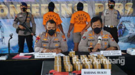 Kombes Pol Gatot Repli Handoko, Kabid Humas bersama Kombes Pol Arnapi, Dirpolairud Polda Jatim, saat merilis dua tersangka kasus jual bahan beledak jenis detonator.