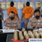 Kombes Pol Gatot Repli Handoko, Kabid Humas bersama Kombes Pol Arnapi, Dirpolairud Polda Jatim, saat merilis dua tersangka kasus jual bahan beledak jenis detonator.