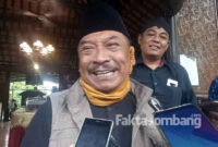 Fatchur Rohman (Gus Fat), Ketua Papdesi yang juga Kades Sidowarek, Kecamatan Ngoro, Jombang, saat diwawancarai sejumlah wartawan di sela-sela acara Ngopi Bareng di WarLes Sri Kedaton, Mojoagung, Jombang, Minggu (14/3/2021)