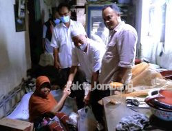 Pengusaha Asal Mojoagung Salurkan Bantuan ke Janda Tua di Kwaron Jombang