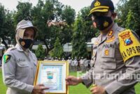 Kapolres Jombang, AKBP Agung Setyo Nugroho saat menyerahkan penghargaan ke salah satu penerima, Selasa (2/3/2021).