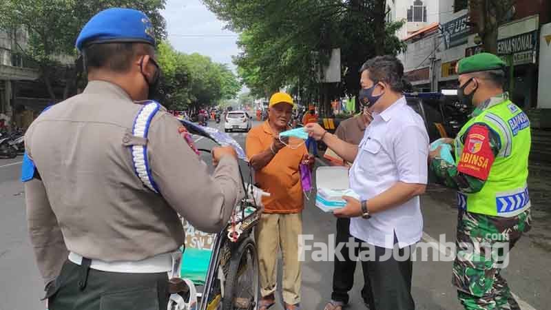 Kasatresnarkoba Jombang memberikan masker ke abang becak