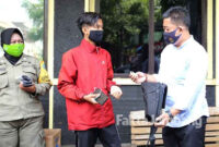 Kasat Resnarkoba Polres Jombang, AKP Moch Mukid saat memeriksa barang berupa dua plastik klip mirip sabu-sabu. Dan setelah diteliti ternyata gula pasir.