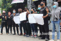 Sejumlah wartawan dari berbagai media online saat menggelar aksi solidaritas atas tragedi yang menimpa Nurhadi, seorang wartawan Tempo di Surabaya.