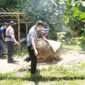 Polisi membakar kurungan ayam dan tikar di sekitar arena perjudian sabung ayam Dusun Dolok, Desa Sumberjo, Kecamatan Plandaan, Kabupaten Jombang, Selasa (23/3/2021).