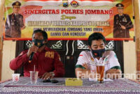 Kasat Resnarkoba AKP Mochamad Mukid (kanan) dan Kasubbaghumas Polres Jombang AKP Hariono