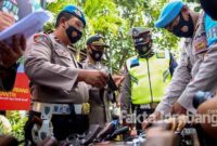 Tim pemeriksa dari Propam Polres Jombang, saat memeriksa satu persatu senjata api (senpi) dinas yang dipinjam pakai anggota.