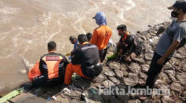 Petugas saat mengevakuasi mayat Mr X yang tersangkut di Dam Sungai Brantas Dusun Klaci, Desa Brodot, Kecamatan Bandar Kedungmulyo, Kabupaten Jombang, Selasa (23/3/2021) pagi.