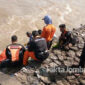 Petugas saat mengevakuasi mayat Mr X yang tersangkut di Dam Sungai Brantas Dusun Klaci, Desa Brodot, Kecamatan Bandar Kedungmulyo, Kabupaten Jombang, Selasa (23/3/2021) pagi.