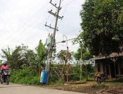 Tiang Gardu Listrik di Gedongombo Jombang Miring, Ancam Rumah Warga