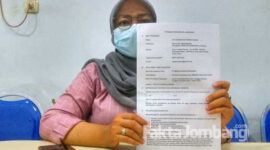 Siti Khomariyah Permatasari, Pengawas SPBU 54.61409 Diwek, Kabupaten Jombang, menunjukkan surat aduan yang dikirim ke Dewan Pers.