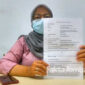 Siti Khomariyah Permatasari, Pengawas SPBU 54.61409 Diwek, Kabupaten Jombang, menunjukkan surat aduan yang dikirim ke Dewan Pers.
