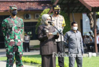 Bupati Jombang saat memimpin apel gelar pasukan kesiapan pengamanan larangan mudik lebaran 2021 di lapangan Polres Jombang.