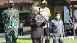 Bupati Jombang saat memimpin apel gelar pasukan kesiapan pengamanan larangan mudik lebaran 2021 di lapangan Polres Jombang.