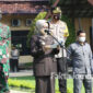 Bupati Jombang saat memimpin apel gelar pasukan kesiapan pengamanan larangan mudik lebaran 2021 di lapangan Polres Jombang.