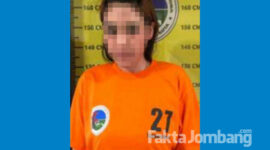 Linda, tersangka kasus narkoba jenis sabu-sabu saat diamankan di Polres Mojokerto Kota.