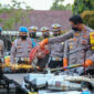 Wakapolres Jombang sedang memotong knalpot brong hasil razia 8 hari di bulan Ramadan, dengan mesin gerinda di halaman kantor Satlantas Polres Jombang.