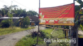 Banner yang terpasang di sejumlah sudut di Dusun Sawen, Desa Kalikejambon, Kecamatan Tembelang, Kabupaten Jombang, yang justru mendapat penolakan warga dekat dan terdekat lokasi kandang ayam.