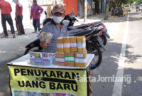 Bima, salah satu pelapak jasa penukaran uang baru di Jalan A Yani, Jombang