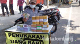 Bima, salah satu pelapak jasa penukaran uang baru di Jalan A Yani, Jombang
