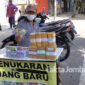 Bima, salah satu pelapak jasa penukaran uang baru di Jalan A Yani, Jombang
