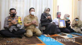Kapolres, Wabup, Bupati Jombang bersama orang tua almarhum Kls Deni Richi Sambudi, saat doa bersama.