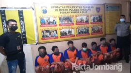 Ketujuh pria terduga pelaku pengeroyokan saat diamankan di Polres Jombang.