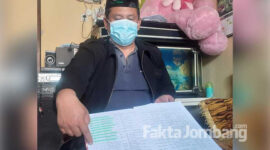 Kaur Kesra Pemdes Kepuhkembeng, Anang Khoirudin, menunjukkan data syarat pernikahan Fatimah Az Zahra dengan Ustad Abdul Somad.
