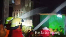 Petugas pemadam saat berupaya menjinakkan amukan api yang membakar rumah di Desa Sumbermulyo, Kecamatan Jogoroto, Kabupaten Jombang, Jumat (16/4/2021) malam.