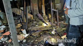 Polisi saat menggelar olah TKP di dalam rumah korban yang meledak.